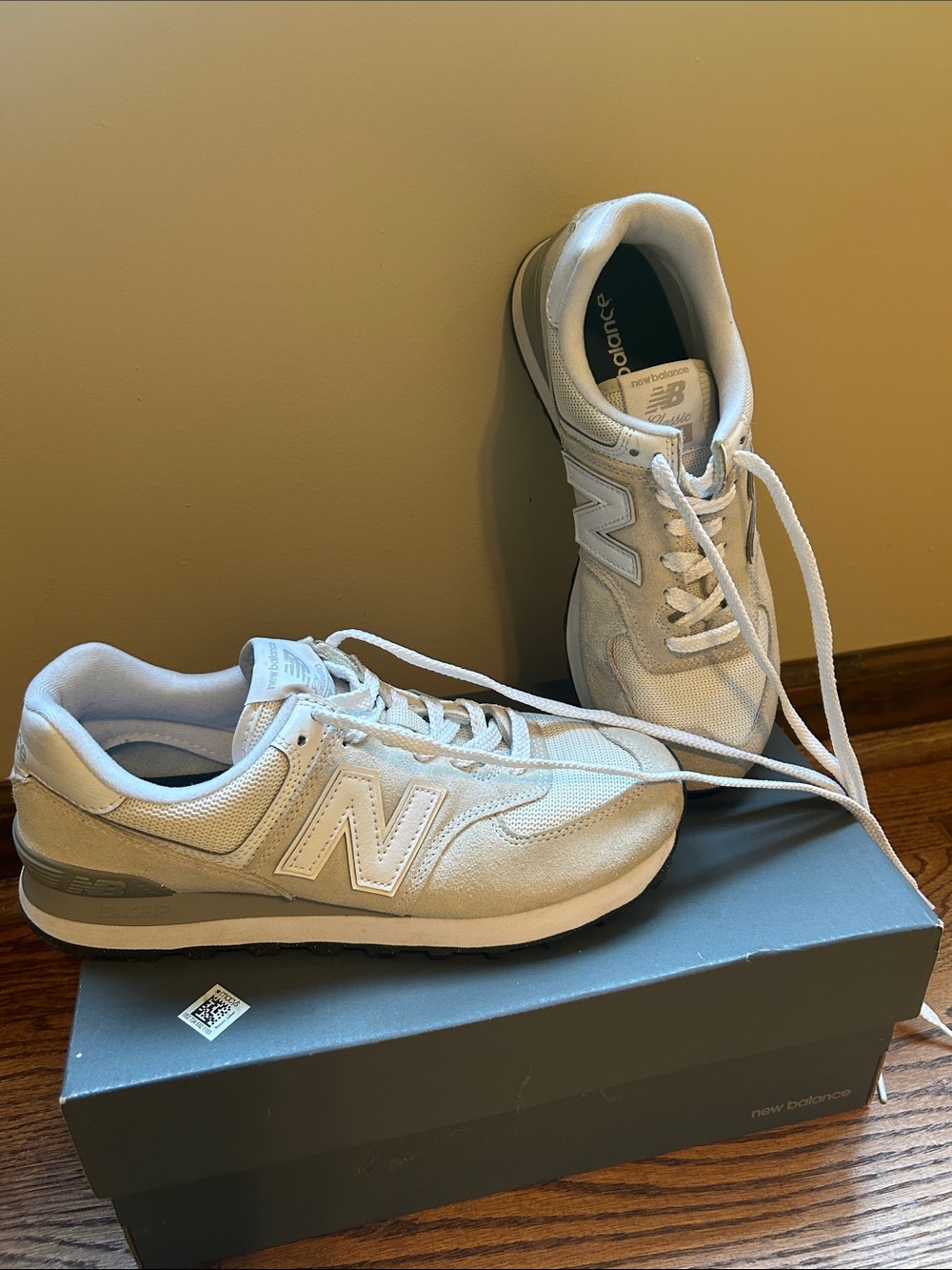 New Balance men's neutral gray white casual sneakers
